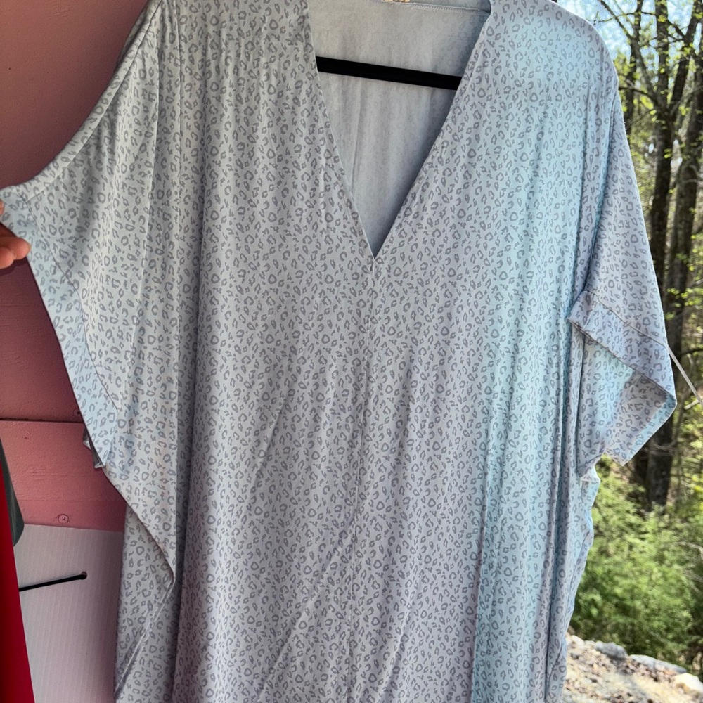 Jodifl V-Neck Women's Top in Light Blue Leopard Print